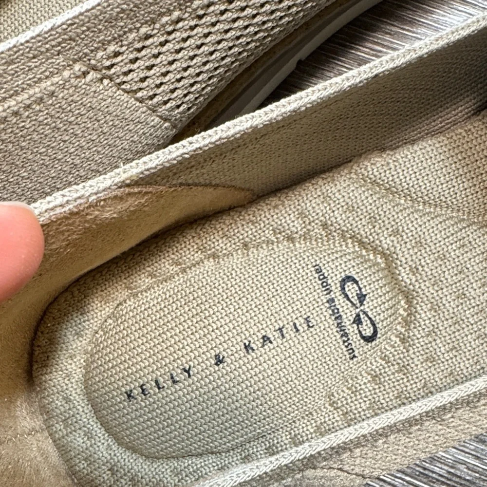Kelly & katie Beige Slip-On Shoes woman’s 7.5 (s145)